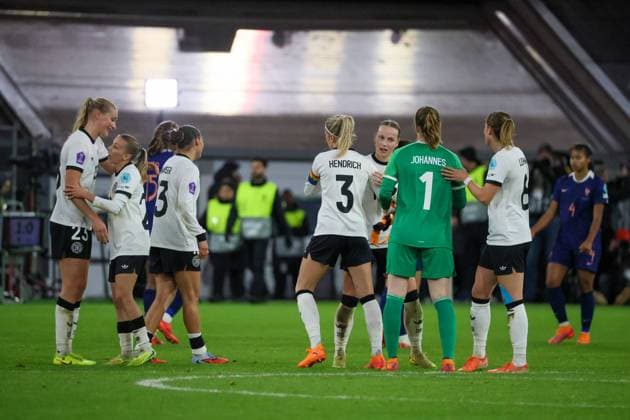 Düsseldorf, Germany 24 October 2025 UEFA Nations League Women 2025 2026 Germany vs France In the picture from left Camilla Küver Kuever Germany , Elisa Senß Senss Germany , Carlotta Wamser Germany , Kathrin Hendrich Germany , Franziska Kett Germany , goalkeeper Stina Johannes Germany and Sydney Lohmann Germany at the final celebration Merkur Spiel Arena Nordrhein Westfalen Copyright: xFotostandx xFantinix