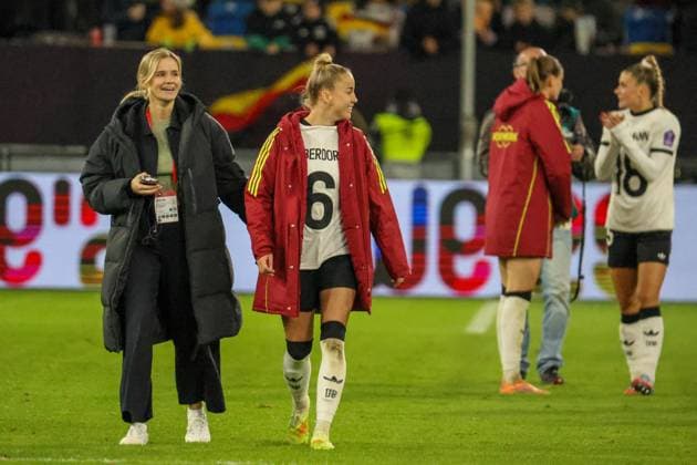 Düsseldorf, Germany 24 October 2025 UEFA Nations League Women 2025 2026 Germany vs. France In the picture from left the second Giulia Gwinn Germany with jersey of the injured Lena Oberdorf Germany at the final cheer Merkur Spiel Arena Nordrhein Westfalen Copyright: xFotostandx xFantinix
