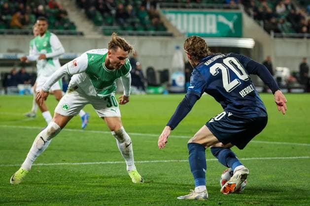 Duel between Felix Klaus 30 Spvgg Greuther Fuerth , left, and David Herold 20 Karlsruher SC , SpVgg Greuther Fuerth vs Karlsruher SC, Football, Men, DFL, 2 Bundesliga, Season 2025 2026, Sportpark Ronhof Thomas Sommer, 10 Matchday, 24 10 2025 Fuerth Bayern Germany Copyright: xkolbert-press MartinxAgüerax