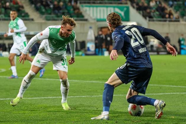 Duel between Felix Klaus 30 Spvgg Greuther Fuerth , left, and David Herold 20 Karlsruher SC , SpVgg Greuther Fuerth vs Karlsruher SC, Football, Men, DFL, 2 Bundesliga, Season 2025 2026, Sportpark Ronhof Thomas Sommer, 10 Matchday, 24 10 2025 Fuerth Bayern Germany Copyright: xkolbert-press MartinxAgüerax