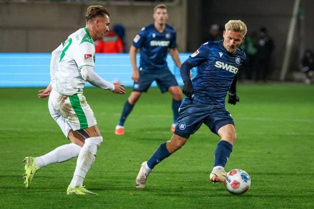 Felix Klaus 30 Spvgg Greuther Fuerth in duel with Andreas Mueller 16 Karlsruher SC , right, SpVgg Greuther Fuerth vs Karlsruher SC, Football, Men, DFL, 2 Bundesliga, Season 2025 2026, Sportpark Ronhof Thomas Sommer, 10 Matchday, 24 10 2025 Fuerth Bayern Germany Copyright: xkolbert-press MartinxAgüerax