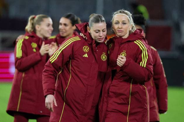 Düsseldorf, Germany 24 October 2025 UEFA Nations League Women 2025 2026 Germany vs. France In the picture from left goalkeeper Rafaela Borggräfe Borggraefe Germany and Kathrin Hendrich Germany at the final celebration Merkur Spiel Arena Nordrhein Westfalen Copyright: xFotostandx xFantinix