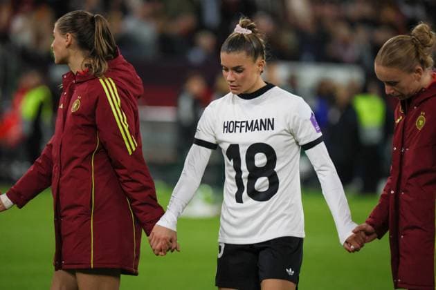 Düsseldorf, Germany 24 October 2025 UEFA Nations League Women 2025 2026 Germany vs France In the picture from left the second Selina Cerci Germany with the jersey of the injured Giovanna Hoffmann Germany at the final cheer Merkur Spiel Arena Nordrhein Westfalen Copyright: xFotostandx xFantinix