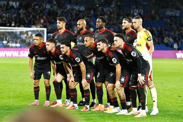 Sevilla FC team group, Mannschaftsbild, Totale line-up (Sevilla), OCTOBER 24, 2025 - Football Soccer : Spanish LaLiga EA Sports match between Real Sociedad - Sevilla FC at the Estadio de Anoeta in San Sebastian, Spain. Noxthirdxpartyxsales  aflo_308080812