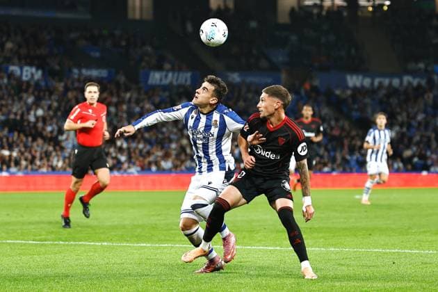 (L-R) Ander Barrenetxea (Sociedad), Jose Angel Carmona (Sevilla), OCTOBER 24, 2025 - Football Soccer : Spanish LaLiga EA Sports match between Real Sociedad - Sevilla FC at the Estadio de Anoeta in San Sebastian, Spain. Noxthirdxpartyxsales  aflo_308080832