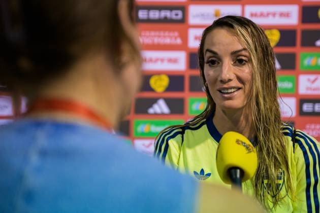 251024 Kosovare Asllani of Sweden is interviewed by media after the Women s Nations League semifinal football match between Spain and Sweden on October 24, 2025 in Malaga Photo Ludvig Thunman BILDBYRAN code LT LT0735 fotboll football soccer fotball nations league uefa womens nations league spanien sverige sweden spain dam bbeng semifinal  Copyright: LUDVIGxTHUNMAN BB251024LT156