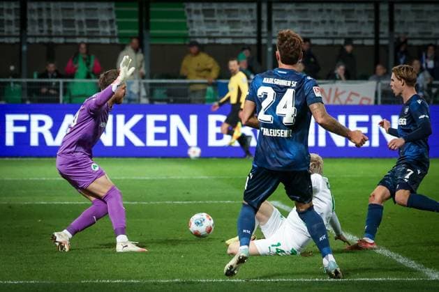 A pass from Fabian Schleusener 24 Karlsruher SC finds no takers, Jomaine Consbruch 14 Spvgg Greuther Fuerth slips past the ball, Pelle Boevink 26 Spvgg Greuther Fuerth gestures, SpVgg Greuther Fuerth vs Karlsruher SC, Football, Men, DFL, 2 Bundesliga, Season 2025 2026, Sportpark Ronhof Thomas Sommer, Matchday 10, 24 10 2025 Fuerth Bayern Germany Copyright: xkolbert-press MartinxAgüerax