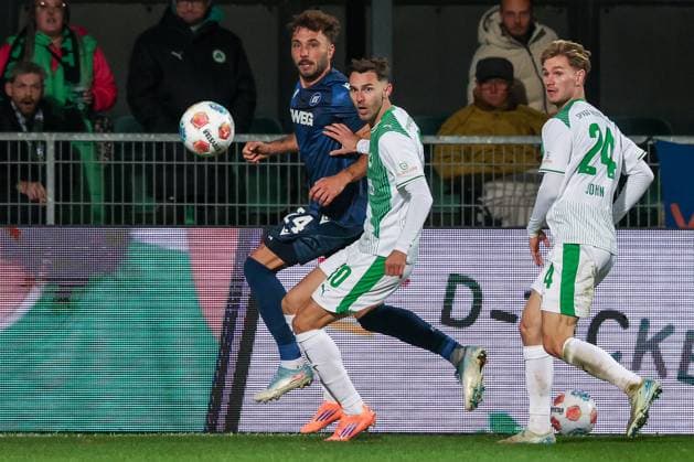 left to right Fabian Schleusener 24 Karlsruher SC , Branimir Hrgota 10 Spvgg Greuther Fuerth and Marco John 24 Spvgg Greuther Fuerth in action, SpVgg Greuther Fuerth vs Karlsruher SC, Football, Men, DFL, 2 Bundesliga, Season 2025 2026, Sportpark Ronhof Thomas Sommer, Matchday 10, 24 10 2025 Fuerth Bayern Germany Copyright: xkolbert-press MartinxAgüerax
