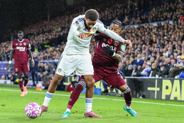 Leeds United v West Ham United, Premier League Jayden Bogle Of Leeds United battles with Crysencio Summerville Of West Ham during the Leeds United v West Ham United Premier League match at Elland Road, Leeds, England on 24 October 2025 Credit: Lee Keuneke Every Second Media Editorial use only. All images are copyright Every Second Media Limited. No images may be reproduced without prior permission. All rights reserved. Premier League and Football League images are subject to licensing agreements with Football DataCo Limited. see https: www.football-dataco.com Copyright: xIMAGO EveryxSecondxMediax ESM-1638-0093 LeexKeunekex xEveryxSecondxMediax