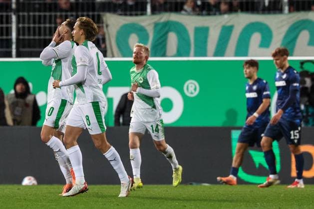 Greeting from the goal scorer of the 1 3, Branimir Hrgota 10 Spvgg Greuther Fuerth to the main stand, with Mathias Olesen 8 Spvgg Greuther Fuerth and Jomaine Consbruch 14 Spvgg Greuther Fuerth in the background, goal celebration, SpVgg Greuther Fuerth vs Karlsruher SC, Football, Men, DFL, 2 Bundesliga, Season 2025 2026, Sportpark Ronhof Thomas Sommer, 10 Matchday, 24 10 2025 Fuerth Bavaria Germany Copyright: xkolbert-press MartinxAgüerax