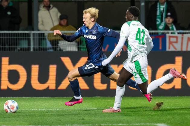 Duel between Leon Opitz 17 Karlsruher SC and Omar Sillah 42 Spvgg Greuther Fuerth , SpVgg Greuther Fuerth vs Karlsruher SC, Football, Men, DFL, 2 Bundesliga, Season 2025 2026, Sportpark Ronhof Thomas Sommer, 10 Matchday, 24 10 2025 Fuerth Bayern Germany Copyright: xkolbert-press MartinxAgüerax