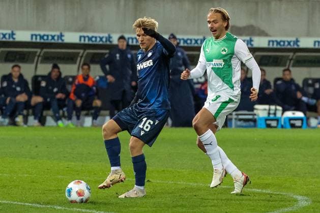left to right Andreas Mueller 16 Karlsruher SC and Mathias Olesen 8 Spvgg Greuther Fuerth in duel, SpVgg Greuther Fuerth vs Karlsruher SC, Football, Men, DFL, 2 Bundesliga, Season 2025 2026, Sportpark Ronhof Thomas Sommer, 10 Matchday, 24 10 2025 Fuerth Bavaria Germany Copyright: xkolbert-press MartinxAgüerax
