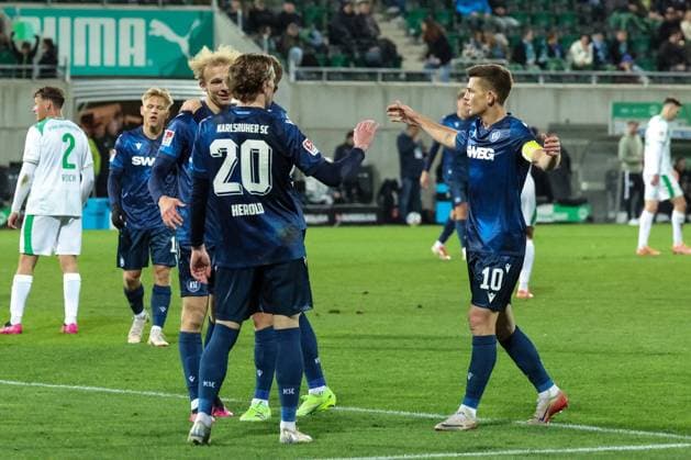 Goalscorer Marvin Wanitzek 10 Karlsruher SC , right, celebrates with Leon Opitz 17 Karlsruher SC , David Herold 20 Karlsruher SC and Mateo Kritzer 34 Karlsruher SC the 1 4, SpVgg Greuther Fuerth vs Karlsruher SC, Football, Men, DFL, 2 Bundesliga, Season 2025 2026, Sportpark Ronhof Thomas Sommer, Matchday 10, 24 10 2025 Fuerth Bayern Germany Copyright: xkolbert-press MartinxAgüerax