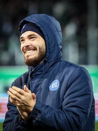 Lilian Egloff 25 Karlsruher SC with the fans for the final cheer after the away win, SpVgg Greuther Fuerth vs Karlsruher SC, Football, Men, DFL, 2 Bundesliga, Season 2025 2026, Sportpark Ronhof Thomas Sommer, 10 Matchday, 24 10 2025 Fuerth Bayern Germany Copyright: xkolbert-press MartinxAgüerax