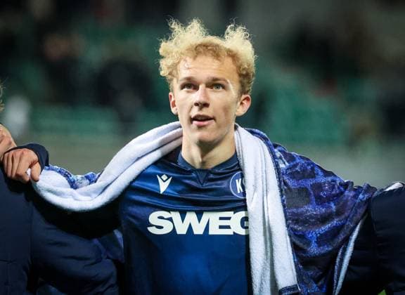 Leon Opitz 17 Karlsruher SC celebrates with the fans, final cheer, SpVgg Greuther Fuerth vs Karlsruher SC, football, men, DFL, 2 Bundesliga, season 2025 2026, Sportpark Ronhof Thomas Sommer, 10 matchday, 24 10 2025 Fuerth Bavaria Germany Copyright: xkolbert-press MartinxAgüerax