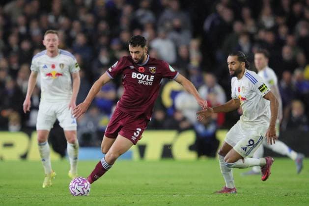 Leeds United v West Ham United Premier League 24 10 2025. Andy Irving of West Ham United and Dominic Calvert-Lewin of Leeds United during the Premier League match between Leeds United and West Ham United at Elland Road, Leeds, England on 24 October 2025. Leeds Elland Road West Yorkshire England Editorial use only DataCo restrictions apply See www.football-dataco.com , Copyright: xAlunxRobertsx PSI-23075-0043
