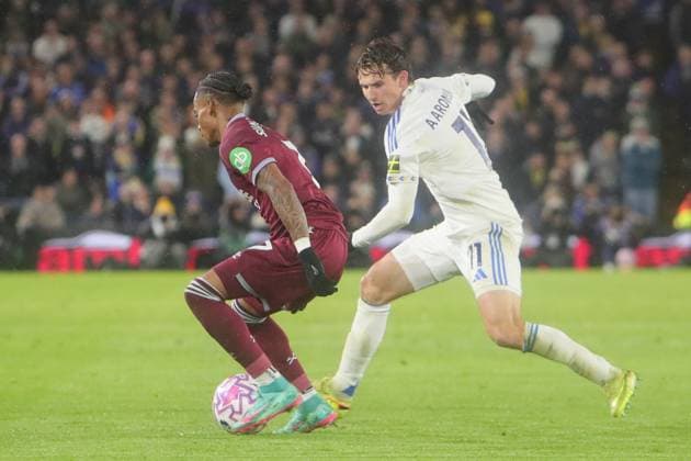 Leeds United v West Ham United Premier League 24 10 2025. Crysencio Summerville of West Ham United and Brenden Aaronson of Leeds United during the Premier League match between Leeds United and West Ham United at Elland Road, Leeds, England on 24 October 2025. Leeds Elland Road West Yorkshire England Editorial use only DataCo restrictions apply See www.football-dataco.com , Copyright: xAlunxRobertsx PSI-23075-0078