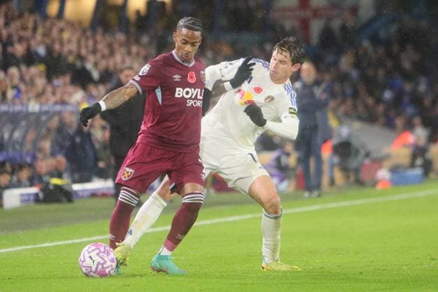 Leeds United v West Ham United Premier League 24 10 2025. Crysencio Summerville of West Ham United and Brenden Aaronson of Leeds United during the Premier League match between Leeds United and West Ham United at Elland Road, Leeds, England on 24 October 2025. Leeds Elland Road West Yorkshire England Editorial use only DataCo restrictions apply See www.football-dataco.com , Copyright: xAlunxRobertsx PSI-23075-0081