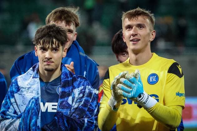 left to right Rafael Pinto Pedrosa 36 Karlsruher SC and Hans Christian Bernat 1 Karlsruher SC with the fans for the final cheer, SpVgg Greuther Fuerth vs Karlsruher SC, Football, Men, DFL, 2 Bundesliga, Season 2025 2026, Sportpark Ronhof Thomas Sommer, 10 Matchday, 24 10 2025 Fuerth Bayern Germany Copyright: xkolbert-press MartinxAgüerax