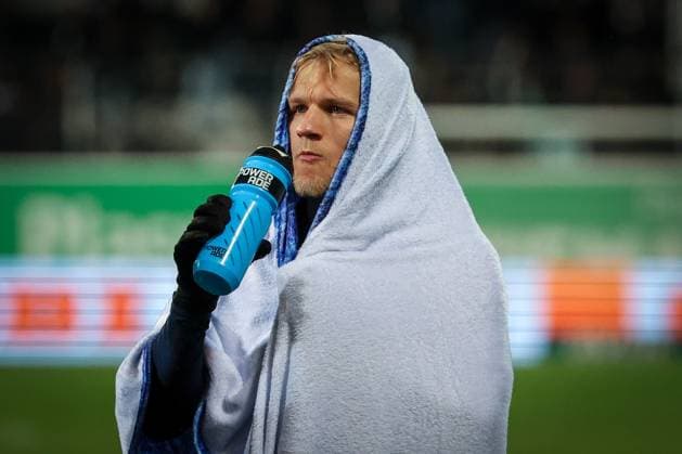 Andreas Mueller 16 Karlsruher SC with the fans after the end of the game to the final cheer, drinks, SpVgg Greuther Fuerth vs Karlsruher SC, football, men, DFL, 2 Bundesliga, season 2025 2026, Sportpark Ronhof Thomas Sommer, 10 matchday, 24 10 2025 Fuerth Bavaria Germany Copyright: xkolbert-press MartinxAgüerax