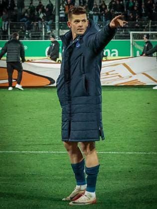 Marvin Wanitzek 10 Karlsruher SC points in the direction of the KSC fans after the end of the match, final cheer, SpVgg Greuther Fuerth vs Karlsruher SC, football, men, DFL, 2 Bundesliga, season 2025 2026, Sportpark Ronhof Thomas Sommer, 10 matchday, 24 10 2025 Fuerth Bayern Germany Copyright: xkolbert-press MartinxAgüerax