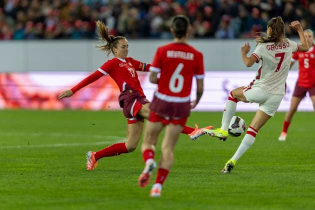 24 10 2025, Lucerne, swissporarena, Friendly Switzerland Canada, Lia Wälti Lia Walti 13 Switzerland Women s National Team shoots the ball Lucerne swissporarena Lucerne Switzerland Copyright: xJustPictures.ch PascalxKesselmarkx jp-en-PaKe-2025-10-24-Lucerne-FrozenInMotion-0012