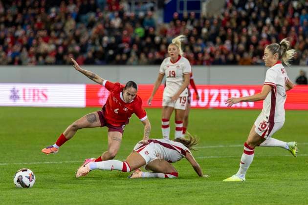 24 10 2025, Lucerne, swissporarena, Friendly Switzerland Canada, Geraldine Reuteler 6 Switzerland Women s National Team in action Lucerne swissporarena Lucerne Switzerland Copyright: xJustPictures.ch PascalxKesselmarkx jp-en-PaKe-2025-10-24-Lucerne-FrozenInMotion-0079