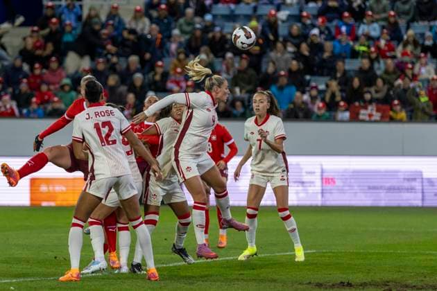 24 10 2025, Lucerne, swissporarena, Friendly Switzerland Canada, Shelina Zadorsky 4 Canada Women s National Team heads the ball Lucerne swissporarena Lucerne Switzerland Copyright: xJustPictures.ch PascalxKesselmarkx jp-en-PaKe-2025-10-24-Lucerne-FrozenInMotion-0080