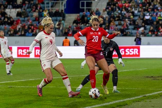 24 10 2025, Lucerne, swissporarena, Friendly Switzerland Canada, Shelina Zadorsky 4 Canada Women s National Team battles for the ball with Alayah Pilgrim 20 Switzerland Women s National Team Lucerne swissporarena Lucerne Switzerland Copyright: xJustPictures.ch PascalxKesselmarkx jp-en-PaKe-2025-10-24-Lucerne-FrozenInMotion-0088