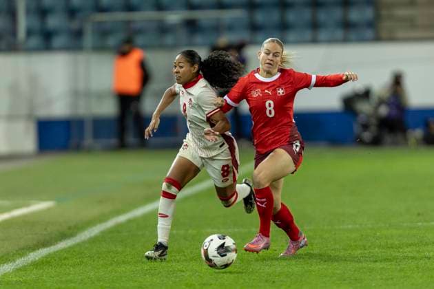24 10 2025, Lucerne, swissporarena, Friendly Switzerland Canada, Nadine Riesen 8 Switzerland Women s National Team battles for the ball with Jayde Riviere 8 Canada Women s National Team Lucerne swissporarena Lucerne Switzerland Copyright: xJustPictures.ch PascalxKesselmarkx jp-en-PaKe-2025-10-24-Lucerne-FrozenInMotion-0094