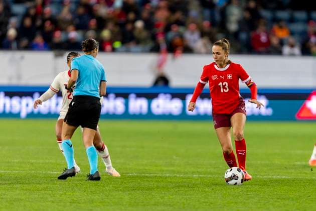 24 10 2025, Lucerne, swissporarena, Friendly Switzerland Canada, Lia Wälti Lia Walti 13 Switzerland Women s National Team controls the ball Lucerne swissporarena Lucerne Switzerland Copyright: xJustPictures.ch PascalxKesselmarkx jp-en-PaKe-2025-10-24-Lucerne-FrozenInMotion-0099
