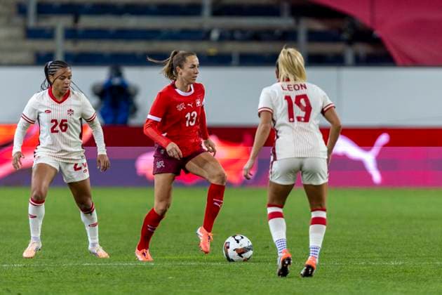24 10 2025, Lucerne, swissporarena, Friendly Switzerland Canada, Lia Wälti Lia Walti 13 Switzerland Women s National Team controls the ball Lucerne swissporarena Lucerne Switzerland Copyright: xJustPictures.ch PascalxKesselmarkx jp-en-PaKe-2025-10-24-Lucerne-FrozenInMotion-0118