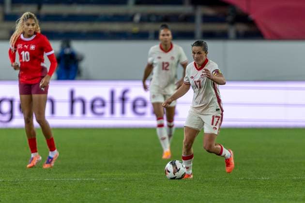 24 10 2025, Lucerne, swissporarena, Friendly Switzerland Canada, Jessie Fleming 17 Canada Women s National Team controls the ball Lucerne swissporarena Lucerne Switzerland Copyright: xJustPictures.ch PascalxKesselmarkx jp-en-PaKe-2025-10-24-Lucerne-FrozenInMotion-0122