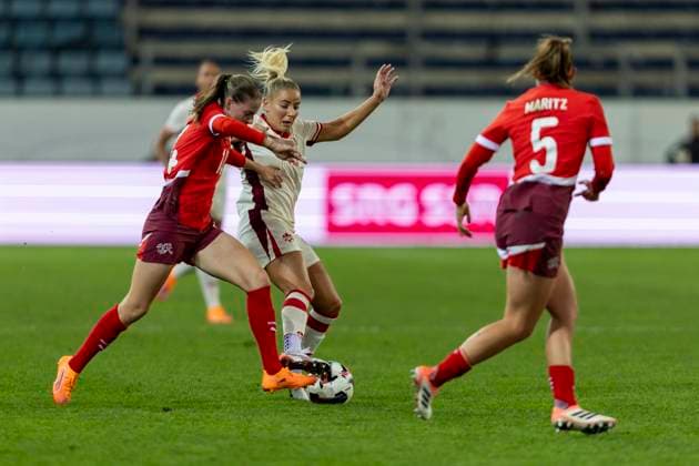 24 10 2025, Lucerne, swissporarena, Friendly Switzerland Canada, Adriana Leon 19 Canada Women s National Team battles for the ball with Smilla Vallotto 14 Switzerland Women s National Team Lucerne swissporarena Lucerne Switzerland Copyright: xJustPictures.ch PascalxKesselmarkx jp-en-PaKe-2025-10-24-Lucerne-FrozenInMotion-0132