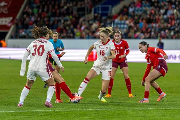 24 10 2025, Lucerne, swissporarena, Friendly Switzerland Canada, Janine Sonis 16 Canada Women s National Team battles for the ball Lucerne swissporarena Lucerne Switzerland Copyright: xJustPictures.ch PascalxKesselmarkx jp-en-PaKe-2025-10-24-Lucerne-FrozenInMotion-0193