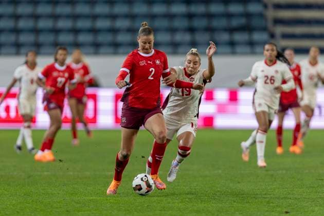 24 10 2025, Lucerne, swissporarena, Friendly Switzerland Canada, Julia Stierli 2 Switzerland Women s National Team controls the ball under pressure from Adriana Leon 19 Canada Women s National Team Lucerne swissporarena Lucerne Switzerland Copyright: xJustPictures.ch PascalxKesselmarkx jp-en-PaKe-2025-10-24-Lucerne-FrozenInMotion-0139