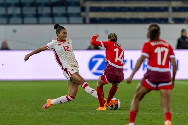 24 10 2025, Lucerne, swissporarena, Friendly Switzerland Canada, Jade Rose 12 Canada Women s National Team battles for the ball with Smilla Vallotto 14 Switzerland Women s National Team Lucerne swissporarena Lucerne Switzerland Copyright: xJustPictures.ch PascalxKesselmarkx jp-en-PaKe-2025-10-24-Lucerne-FrozenInMotion-0145