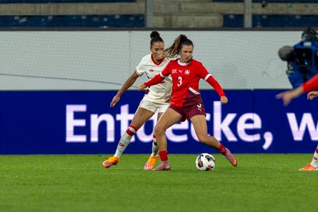 24 10 2025, Lucerne, swissporarena, Friendly Switzerland Canada, Leela Egli 3 Switzerland Women s National Team controls the ball Lucerne swissporarena Lucerne Switzerland Copyright: xJustPictures.ch PascalxKesselmarkx jp-en-PaKe-2025-10-24-Lucerne-FrozenInMotion-0155