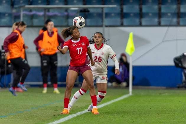 24 10 2025, Lucerne, swissporarena, Friendly Switzerland Canada, Leila Wandeler 17 Switzerland Women s National Team heads the ball Lucerne swissporarena Lucerne Switzerland Copyright: xJustPictures.ch PascalxKesselmarkx jp-en-PaKe-2025-10-24-Lucerne-FrozenInMotion-0162