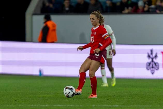 24 10 2025, Lucerne, swissporarena, Friendly Switzerland Canada, Lia Wälti Lia Walti 13 Switzerland Women s National Team controls the ball Lucerne swissporarena Lucerne Switzerland Copyright: xJustPictures.ch PascalxKesselmarkx jp-en-PaKe-2025-10-24-Lucerne-FrozenInMotion-0187