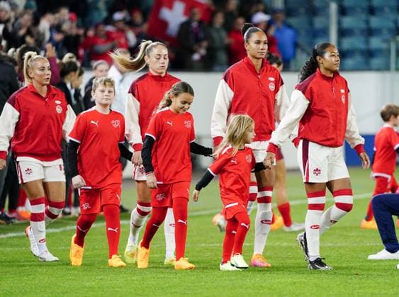 24 10 2025 Lucerne Switzerland Women Laenderspiel ,Test match season 2025 2026 Switzerland Canada 1 0 picture Canada players with enema kids,enema kids action