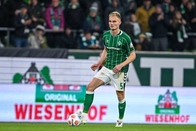 1 Bundesliga SV Werder Bremen Union Berlin on 24 10 2025 at Weserstadion in Bremen Amos Pieper Bremen on the ball MT