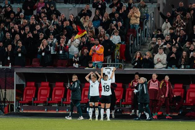 24 10 25, Women, Football, UEFA Womens Nations League, Semi-final, Season 2025, Germany France Klara Bühl 19 Germany Cheering with Giulia Gwinn 7 Germany and the jerseys of Giovanna Hoffmann and Lena Oberdorf Düsseldorf MERKUR SPIEL ARENA NRW Germany
