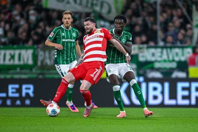 1 Bundesliga SV Werder Bremen Union Berlin on 24 10 2025 at Weserstadion in Bremen Oliver Burke Berlin in a duel against Karim Coulibaly Bremen MT
