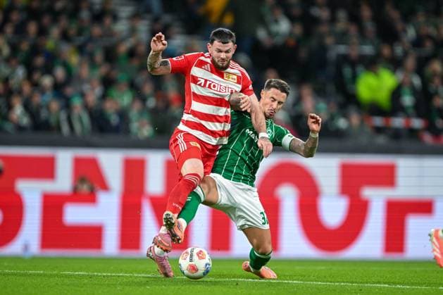 1 Bundesliga SV Werder Bremen Union Berlin on 24 10 2025 at Weserstadion in Bremen Marco Friedl Bremen in a duel against Oliver Burke Berlin MT