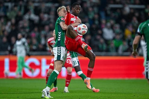 1 Bundesliga SV Werder Bremen Union Berlin on 24 10 2025 at Weserstadion in Bremen Amos Pieper Bremen in a duel against Ilyas Ansah Berlin MT