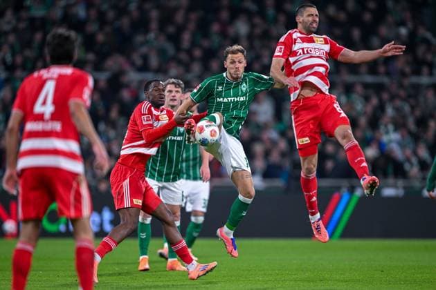 1 Bundesliga SV Werder Bremen Union Berlin on 24 10 2025 at Weserstadion in Bremen Senne Lynen Bremen in a duel against Ilyas Ansah Berlin and Rani Khedira Berlin MT