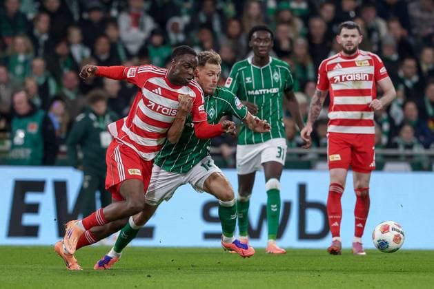 from left Ilyas Ansah 1 FC Union Berlin, 10 and Senne Lynen SV Werder Bremen, 14 in duel, dynamic, action, action, game scene, THE DFL GUIDELINES PROHIBIT ANY USE OF PHOTOGRAPHS AS IMAGE SEQUENCES AND OR QUASI VIDEO DFL REGULATIONS PROHIBIT ANY USE OF PHOTOGRAPHS AS IMAGE SEQUENCES AND OR QUASI VIDEO , 24 10 2025, Bremen Germany , Football, Bundesliga, SV Werder Bremen 1 FC Union Berlin xobx