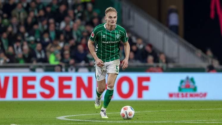 Amos Pieper SV Werder Bremen, 5 on the ball, cropped image, single image, full body, action, action, match scene, THE DFL GUIDELINES PROHIBIT ANY USE OF PHOTOGRAPHS AS IMAGE SEQUENCES AND OR QUASI VIDEO DFL REGULATIONS PROHIBIT ANY USE OF PHOTOGRAPHS AS IMAGE SEQUENCES AND OR QUASI VIDEO , 24 10 2025, Bremen Germany , Football, Bundesliga, SV Werder Bremen 1 FC Union Berlin xobx