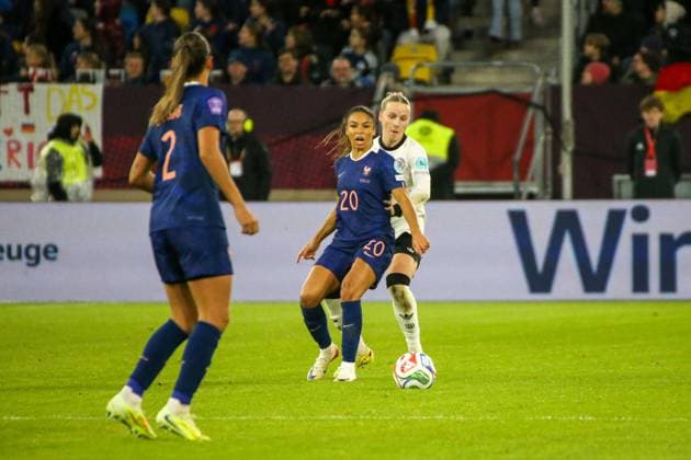 24 10 2025, xgrfx, Football UEFA Womens Nations League 1 2 Final, Germany France v l Delphine Cascarino France , Franziska Kett Deutsche Frauennationalmannschaft DFL DFB REGULATIONS PROHIBIT ANY USE OF PHOTOGRAPHS as IMAGE SEQUENCES and or QUASI VIDEO Düsseldorf